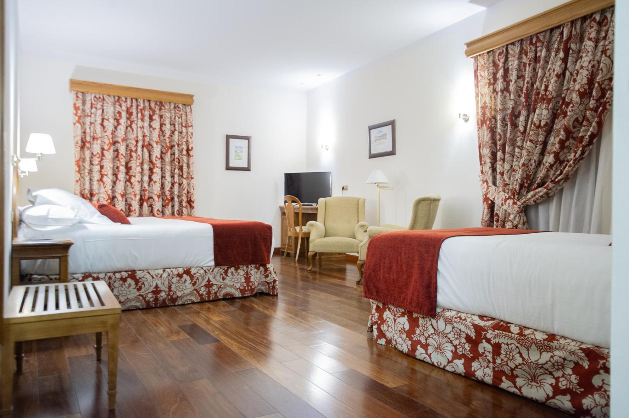 Azz Penafiel Las Claras Hotel & Spa Bagian luar foto