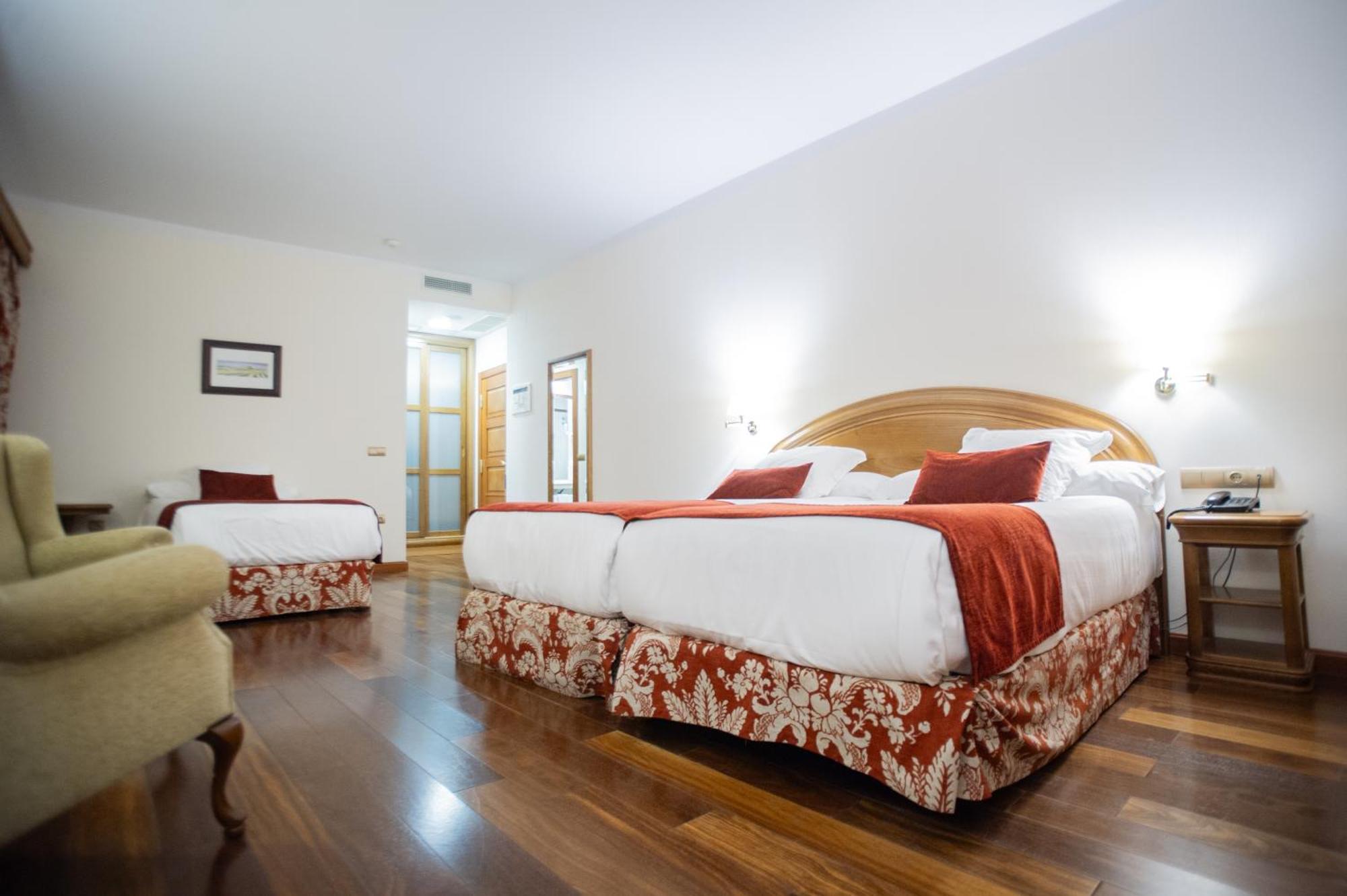 Azz Penafiel Las Claras Hotel & Spa Bagian luar foto