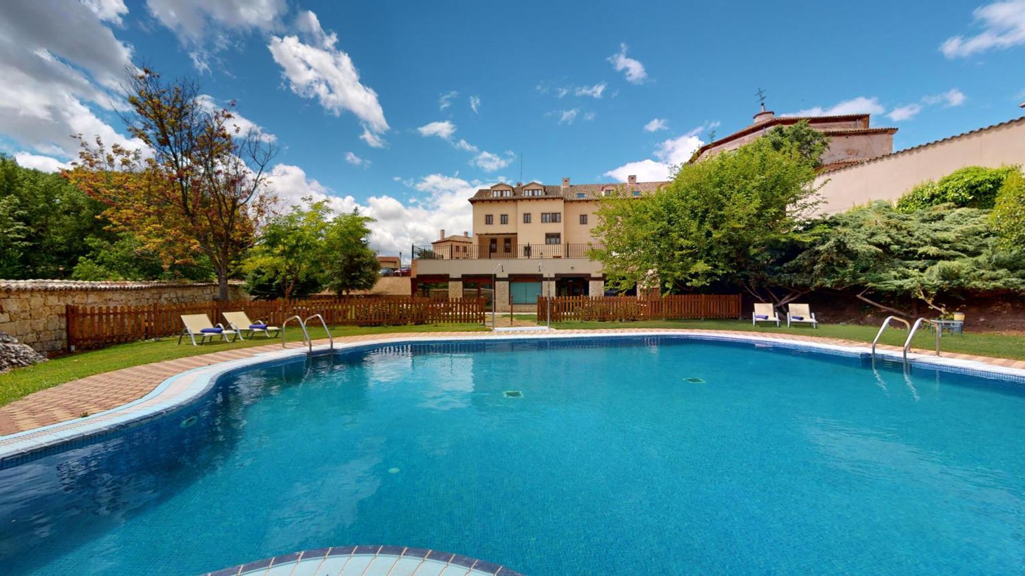 Azz Penafiel Las Claras Hotel & Spa Bagian luar foto